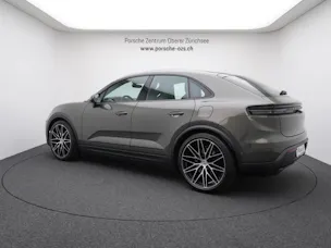 PORSCHE Macan 4