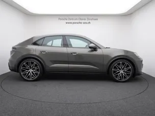 PORSCHE Macan 4