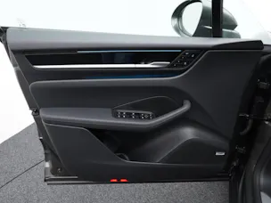 PORSCHE Macan 4
