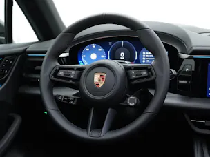 PORSCHE Macan 4