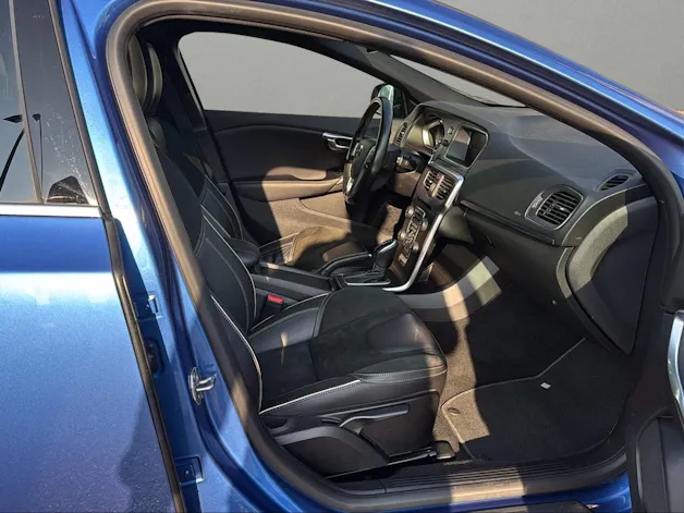 Volvo V40 D2 Momentum R-Design Geartronic