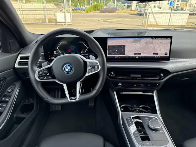 BMW 330e x DriveTouring Steptronic M Sport