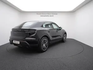 PORSCHE Macan 4