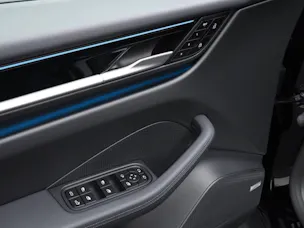 PORSCHE Macan 4