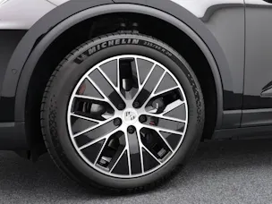 PORSCHE Macan 4