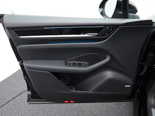 PORSCHE Macan 4