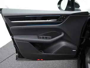 PORSCHE Macan 4