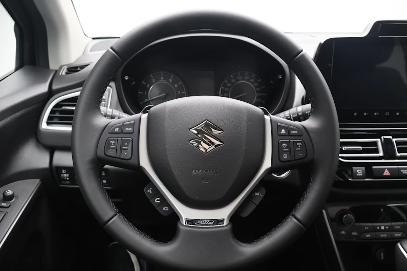 Fahrzeugbild SUZUKI S-CROSS