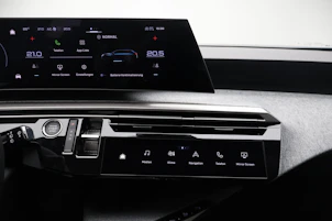 Fahrzeugbild PEUGEOT 5008 e-Allure Premium AWD