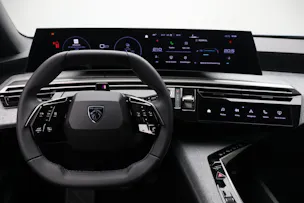 PEUGEOT 5008 e-Allure Premium AWD