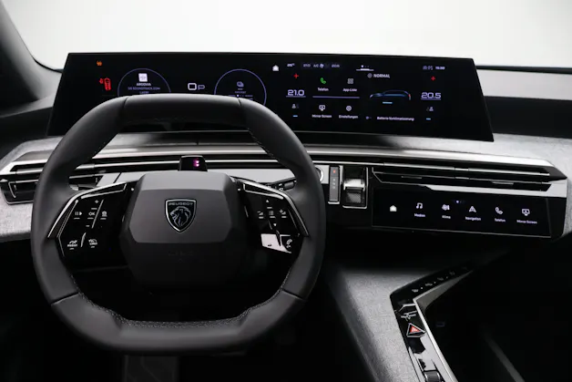 PEUGEOT 5008 e-Allure Premium AWD