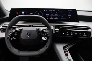 Fahrzeugbild PEUGEOT 5008 e-Allure Premium AWD