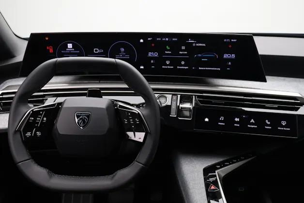 PEUGEOT 5008 e-Allure Premium AWD