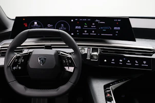 Fahrzeugbild PEUGEOT 5008 e-Allure Premium AWD
