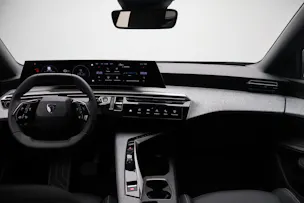 PEUGEOT 5008 e-Allure Premium AWD