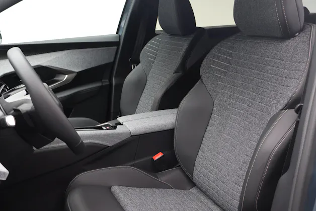 PEUGEOT 5008 e-Allure Premium AWD