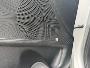 https://vehicle.imgix.net/4421635/bf60f938-1cd4-4c68-baf0-29da0af36e56.jpg