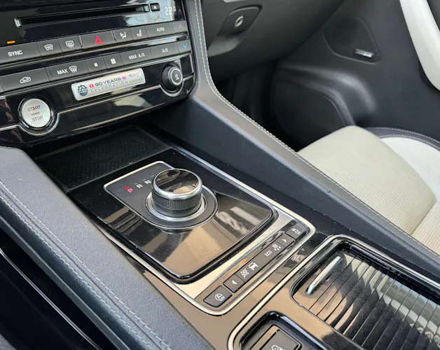 Jaguar F-Pace 30t 2.0 R-Sport AWD Automatik
