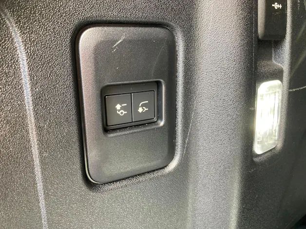 Land Rover Defender 110 P300e Si4 PHEV X-Dynamic SE AT8