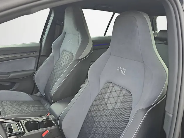 VW Golf VIII 1.5 TSI R-Line