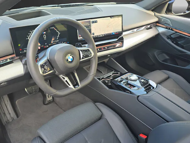 BMW 520d xDrive Touring M Sport PRO ** VOLLAUSSTATTUNG // 5 Jahre GARANTIE // 2'000 kg Anhängelast **