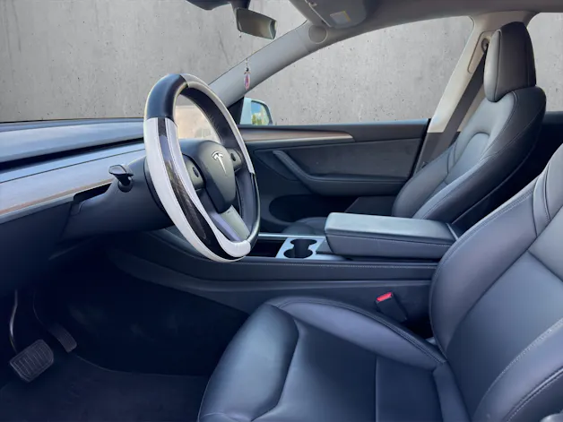 Tesla Model Y Long Range D