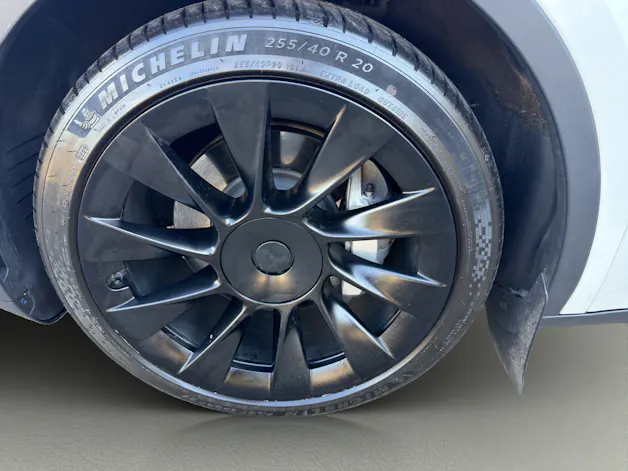 Tesla Model Y Long Range D