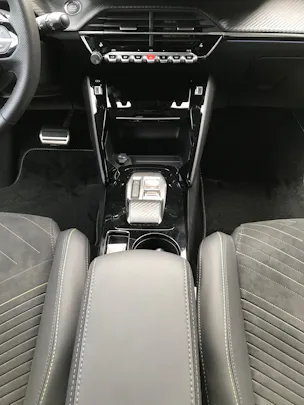 PEUGEOT 2008 1.2 145 MHEV GT Exclusive