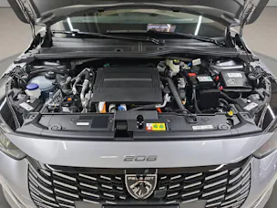 PEUGEOT E-208 GT