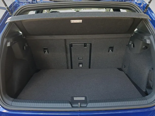VW Golf VIII 2.0 TSI R DSG 4motion R- Performace*5J Garantie*8- Fach Räder*Leder*Akrapovic*Pano*