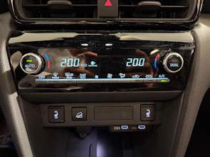 Fahrzeugbild TOYOTA Yaris Cross 1.5 VVT-i HSD Premiere Edition AWD-i