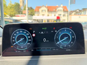 Hyundai STARIA AMPLIA 2.2 CRDI 4WD *** 8 PLÄTZER MIT TOPAUSSTATTUNG UND 5 JAHREN WERKSGARANTIE ***