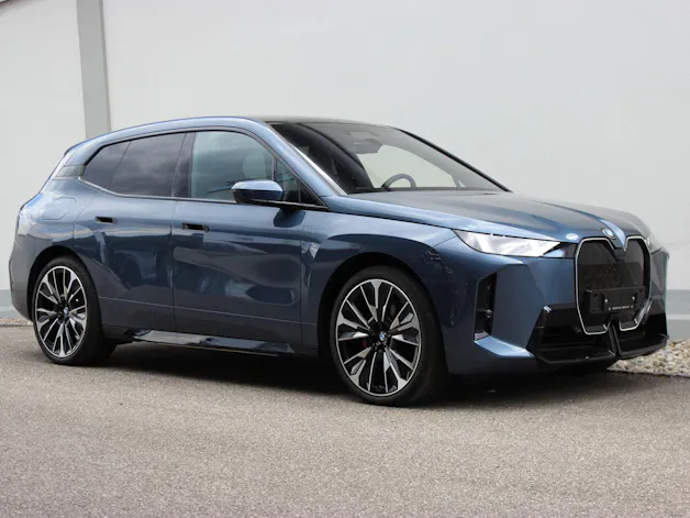 BMW iX xDrive60 M Sport Pro Arctic Race Blue *0.9%-LEASINGAKTION* OHNE Anzahlung CHF 700.-/Monat, 15'000 km/Jahr