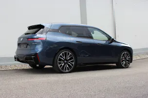 BMW iX xDrive60 M Sport Pro Arctic Race Blue *0.9%-LEASINGAKTION* OHNE Anzahlung CHF 700.-/Monat, 15'000 km/Jahr