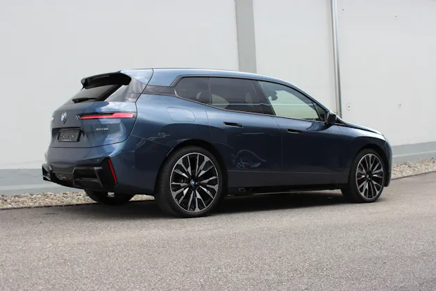 BMW iX xDrive60 M Sport Pro Arctic Race Blue *0.9%-LEASINGAKTION* OHNE Anzahlung CHF 700.-/Monat, 15'000 km/Jahr