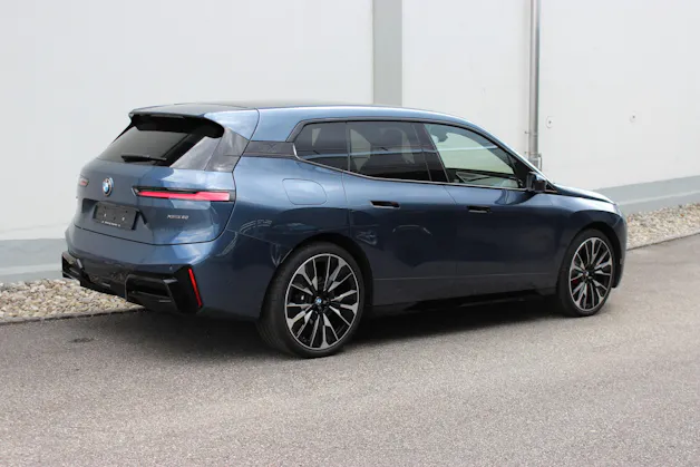 BMW iX xDrive60 M Sport Pro Arctic Race Blue *0.9%-LEASINGAKTION* OHNE Anzahlung CHF 700.-/Monat, 15'000 km/Jahr