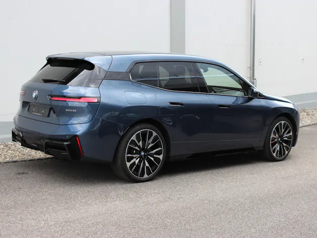BMW iX xDrive60 M Sport Pro Arctic Race Blue *0.9%-LEASINGAKTION* OHNE Anzahlung CHF 700.-/Monat, 15'000 km/Jahr
