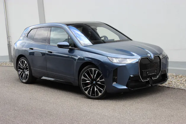 BMW iX xDrive60 M Sport Pro Arctic Race Blue *0.9%-LEASINGAKTION* OHNE Anzahlung CHF 700.-/Monat, 15'000 km/Jahr
