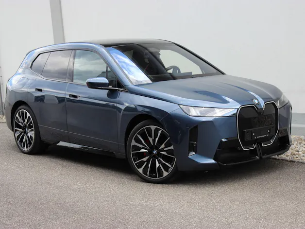 BMW iX xDrive60 M Sport Pro Arctic Race Blue *0.9%-LEASINGAKTION* OHNE Anzahlung CHF 700.-/Monat, 15'000 km/Jahr
