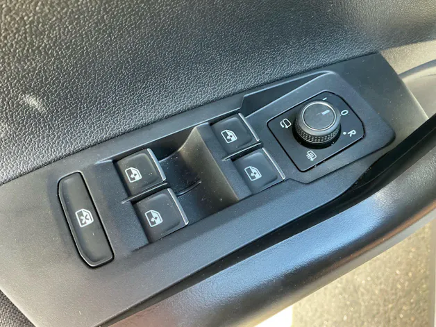 VW Taigo 1.5 TSI R-Line *** BLACK STYLE DESIGN MIT ANHÄNGERKUPPLUNG ***