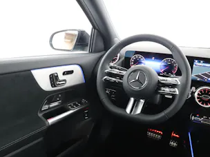 MERCEDES-BENZ GLA 200 Night Star 7G-D
