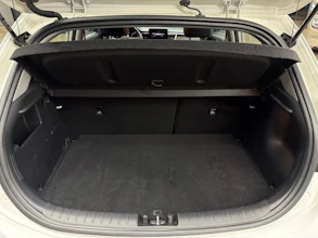 https://vehicle.imgix.net/4426105/438c4d1b-222a-4e7c-9c0c-62ce360f52a4.jpg