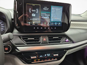 https://vehicle.imgix.net/4426139/4c35e462-b3be-438a-bb32-a233656dee9e.jpg