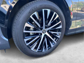 https://vehicle.imgix.net/4426537/7646d080-50b4-4e47-b76e-c1f2c103678e.jpg