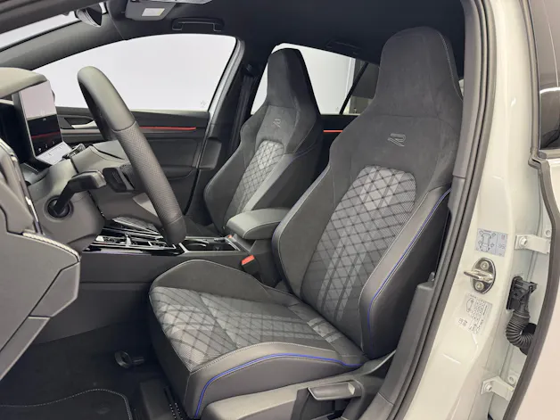VW Golf VIII 1.5 eTSI R-Line DSG
