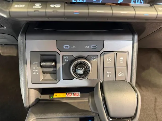 Toyota Hilux Double Cab.-Pick-up 2.8 D-4D MHEV 204 Invincible