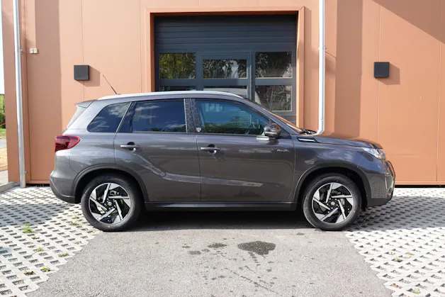 Suzuki Vitara 1.4 Boosterjet Piz Sulai Top 4x4 Hybrid CH Auto * 3 ans de Garantie * Clim Auto * Keyless * Caméra * Toit ouvrant *