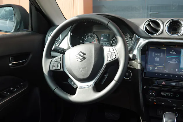 Suzuki Vitara 1.4 Boosterjet Piz Sulai Top 4x4 Hybrid CH Auto * 3 ans de Garantie * Clim Auto * Keyless * Caméra * Toit ouvrant *