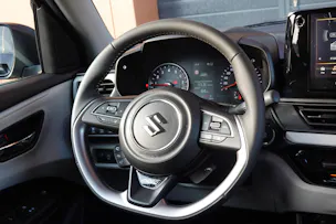 Suzuki Swift 1.2 Piz Sulai Hybrid 4x4 * CH Auto * 3 ans de Garantie * Clim Auto * Keyless * Caméra * Apple Car Play * Capteurs *
