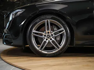 MERCEDES-BENZ E 220 d AMG Line 9G-Tronic *CH-Fahrzeug*Panorama*Head-Up*360°*